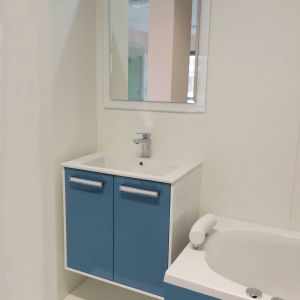AB GROUP STELO модерен водоустойчив pvc шкаф за баня с вратички 